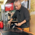 使い込まれたカウンターの鉄板。お好み焼きを焼ける熱さになるまで２０分ほどかかるという＝長田区水笠通４、お好み焼き店「日月」