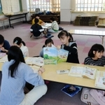 「オリニソダン」の机を囲んでハングルを学ぶ子どもたち＝蓮池小