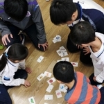 ベトナム語のオリジナルかるたを通じて、母国の言葉を学ぶ子どもたち＝真陽小
