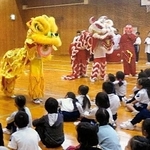 真陽小でベトナムの獅子舞「ムーラン」を全校生徒に披露したコリア・ベトナム集会（同小提供）