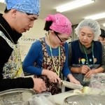 お弁当作りを楽しむベトナム人親子ら＝ふたば学舎（撮影・西竹唯太朗）