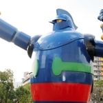 ガッツポーズの姿で立つ鉄人２８号。両手首には４個ずつあるアンテナ＝若松公園