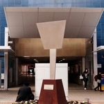 “鉄人サイズ”のテコのモニュメント＝ＪＲ新長田駅前