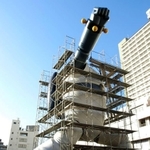 ブルーグレー調に塗装が進むモニュメント＝若松公園