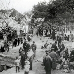 花見客でにぎわう当時の丸山遊園地の様子（神戸アーカイブ写真館提供）