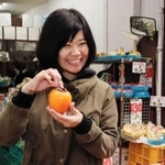 商店主と話をする新良恵子さん＝神戸市長田区大橋町５、いっちゃん青果