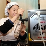 洗浄スポンジを使用しているビールサーバー