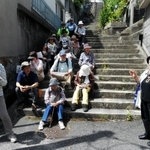 坂や階段を活用したお散歩会に参加する地元住民ら（花山友愛グループ提供）