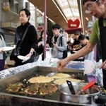 熱々の鉄板の上で焼かれたお好み焼き＝神戸市長田区久保町３