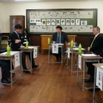 長田について熱く語り合う参加者＝長田区二葉町７、ふたば学舎（撮影・後藤亮平）