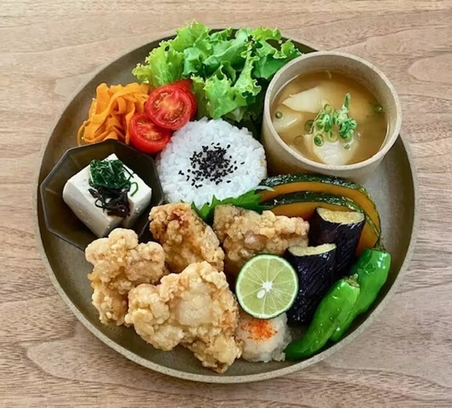 memiさんはワンプレートのオシャレな節約レシピを考案する（写真は1人当たり食材費185円の鶏もも肉唐揚げプレート）