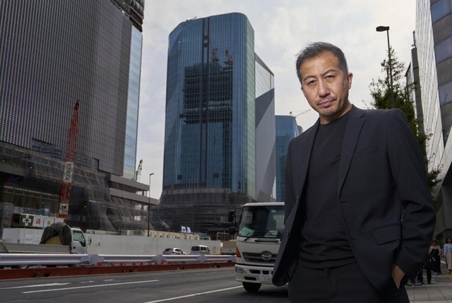 しんじょう・こう　1983年、東京都生まれ。慶大環境情報卒。リクルートなどを経て2012年に『狭小邸宅』ですばる文学賞受賞。著作にネットワークビジネスを扱った『ニューカルマ』や大麻をテーマとした『サーラレーオ』など。最新刊は『地面師たち　ファイナル・ベッツ』