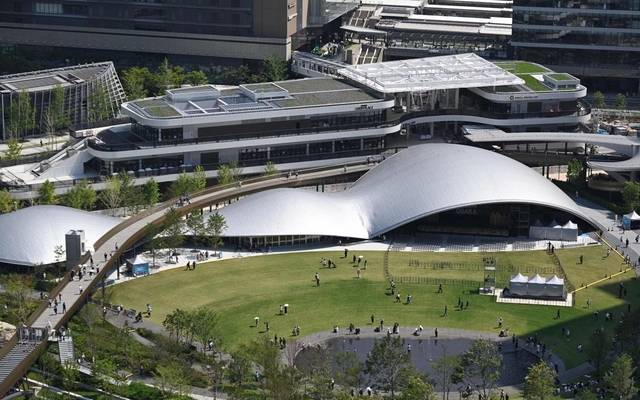 来春開業の「うめきたグリーンプレイス」（中央奥）はJR大阪駅に直結し、広大な公園にも隣接する（9月、大阪市）