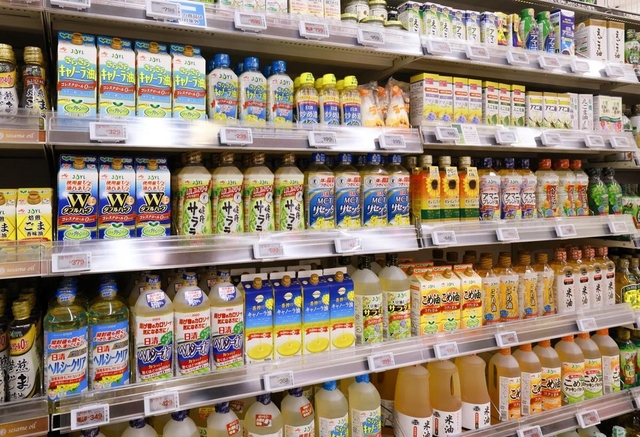 食用油が並ぶ都内スーパーの店頭