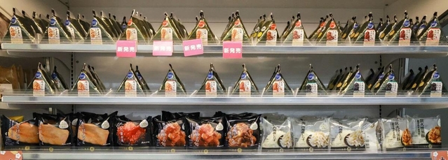 コンビニに並ぶおにぎり（東京都品川区のローソンゲートシティ大崎アトリウム店）
