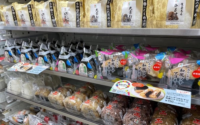 値ごろな商品と訪日客らの需要が大きい高価格帯の商品とで二極化が進む（都内のセブン）