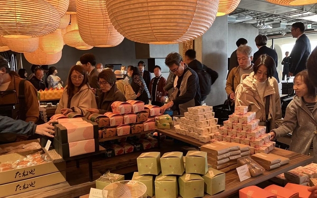 たねやが琵琶湖岸に開いた大型店「LAGO（ラーゴ）　大津」のスペースの大半は和菓子（24日、大津市）