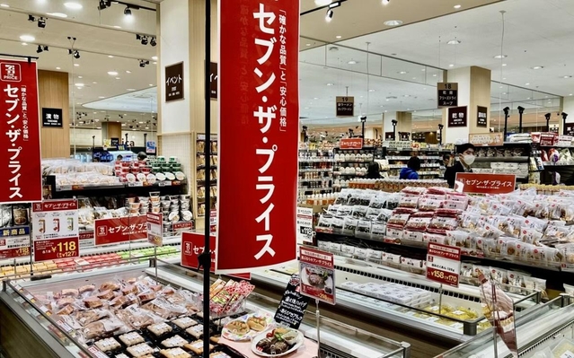セブン&アイは25年度に低価格PB「セブン・ザ・プライス」の商品数を3割増やす（3月、都内の店舗）