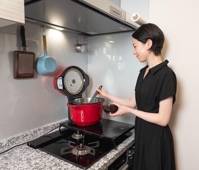 コンロに蓋をして、調理家電を活用する朝倉慶子さん