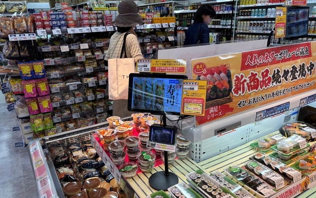モニターやセンサーを介してすしや弁当を自動で値下げする「トライアルGO」（6月、福岡市の店舗）