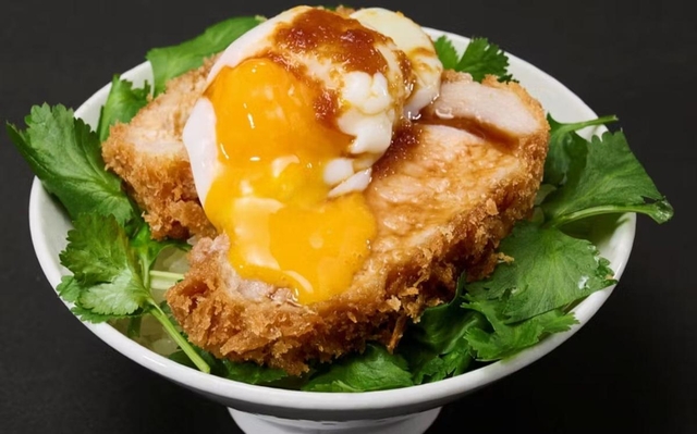 串カツ田中HDのとんかつ専門店はご飯にとんかつ、パクチー、温玉をのせる食べ方も提案