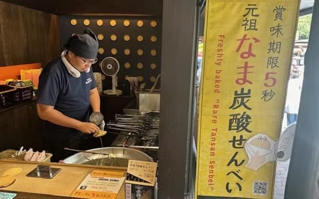 なま炭酸せんべいを販売する「湯の花堂本舗」（神戸市）