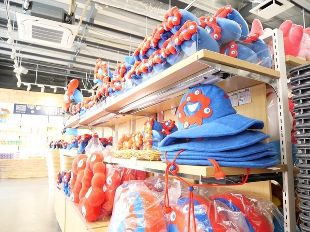 近鉄百貨店は万博会場内のストアでテンガロンハットなど多様な自主企画商品をそろえる（大阪市此花区）