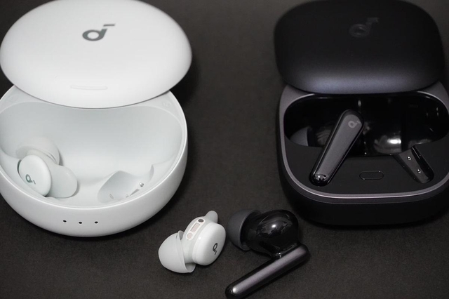 睡眠特化型の小型イヤホン㊧と日常使いの完全ワイヤレスイヤホン「Soundcore Liberty 5」㊨