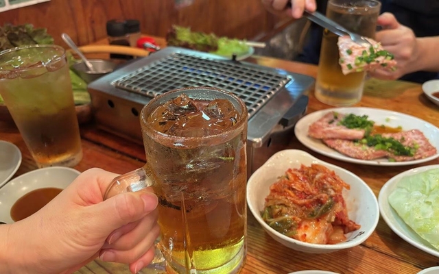 ポッカサッポロのコーン茶を採用している焼肉店（8月、東京都港区）