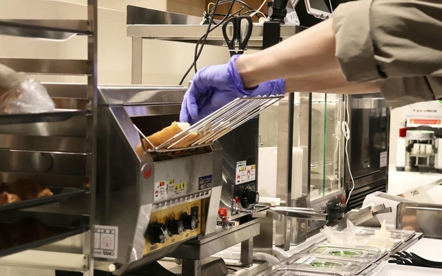 注文を受けてバンズをトースターで焼くサンマルクの新業態店（1月29日、東京都品川区）