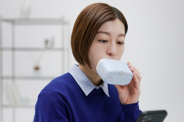 手を動かさず最短1分で磨けるロボット歯ブラシ「g.eN」。アタッチメントを本体に装着して使う