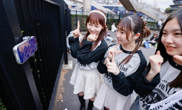 マグピクを使って自撮りをする女性（東京都渋谷区）