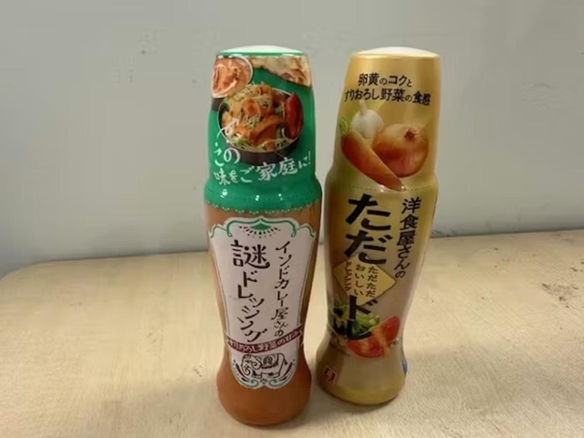 理研ビタミンの「インドカレー屋さんの謎ドレッシング」㊧と「洋食屋さんのただただおいしいドレッシング」
