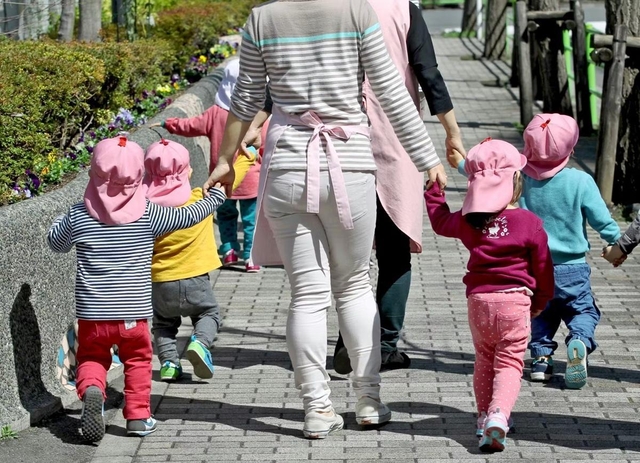 女性の社会進出に伴い保育のニーズは増えている（散歩する保育園児、東京都中央区）