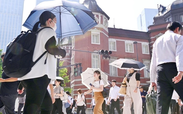 通勤する人たち（東京都千代田区）