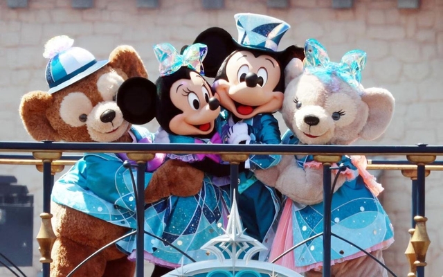 東京ディズニーシー25周年記念のショー「スパークリング・ジュビリー・セレブレーション」で登場したミッキーマウスら（4月、千葉県浦安市）