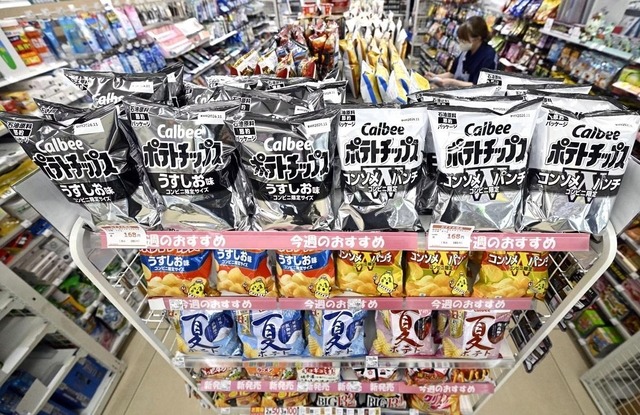 コンビニに並んだ白黒包装のカルビーのスナック菓子「ポテトチップス」（5月、札幌市）