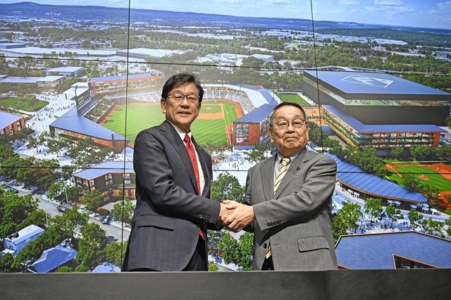 北海道恵庭市への2軍拠点移転を決めた日本ハムの栗山英樹CBO（左）と原田裕市長（7月、北広島市）