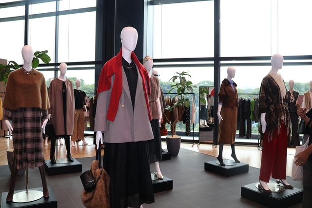 各社は秋冬で売り上げを挽回する考えだ（7月下旬のオンワードHDの秋冬展示会）