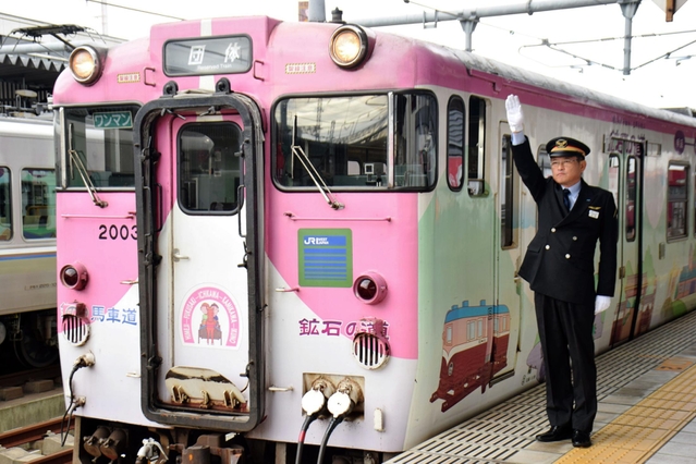 來海姫路駅長の合図で出発する特別列車＝ＪＲ姫路駅