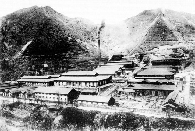 明治時代の生野鉱山本部全景（朝来市教委提供）
