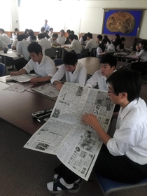 柏原正民参事が生野鉱山について執筆した神戸新聞を手に授業を受ける生徒ら＝生野高校