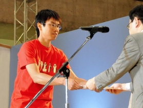 生野銀山で挙げた結婚式によって表彰される加藤貴之さん＝東京ビッグサイト