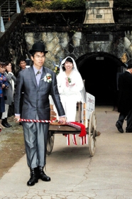 明治期の鉱山長と夫人をイメージした衣装で結婚式を挙げる加藤貴之さんと菜穂子さん＝２０１５年１１月、生野銀山