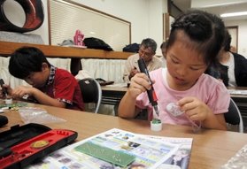 ＬＥＤの螺灯制作に挑戦する子ども＝史跡生野銀山