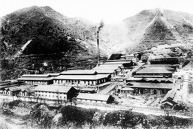 明治時代の生野鉱山本部全景（朝来市教委提供）