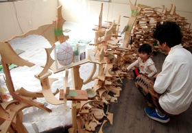 いろんな形の木切れを壁のように組んだ作品＝朝来市生野町口銀谷、三菱マテリアル旧購買会