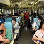 多くの参加者でにぎわった車内＝ＪＲ姫路駅