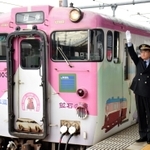 來海姫路駅長の合図で出発する特別列車＝ＪＲ姫路駅