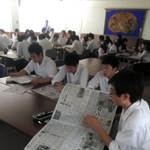 柏原正民参事が生野鉱山について執筆した神戸新聞を手に授業を受ける生徒ら＝生野高校
